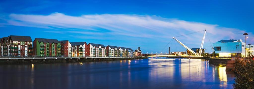 Luxury 2 Bedroom Waterfront Apartment With Balcony Newport  Extérieur photo